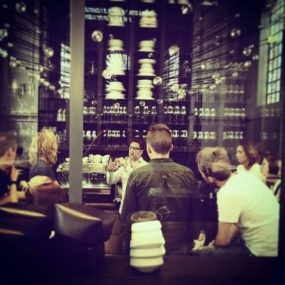 Medewerkers worden opgeleid door barista Jo De Bruyne in sterrenrestaurant The Jane van Nick Bril/Sergio Herman